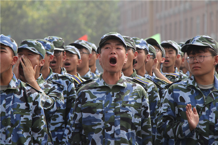 青春无悔 振翅翱翔——我校举行2017级新生军训结营式暨开学典礼