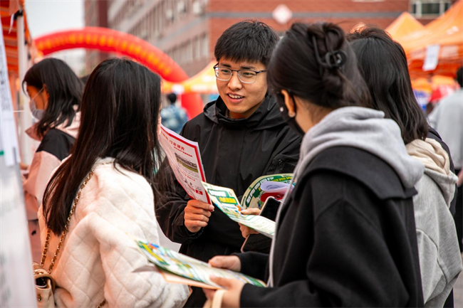 保定理工学院“圆梦保理·不负韶华”2024届毕业生春季线下双选会隆重举办