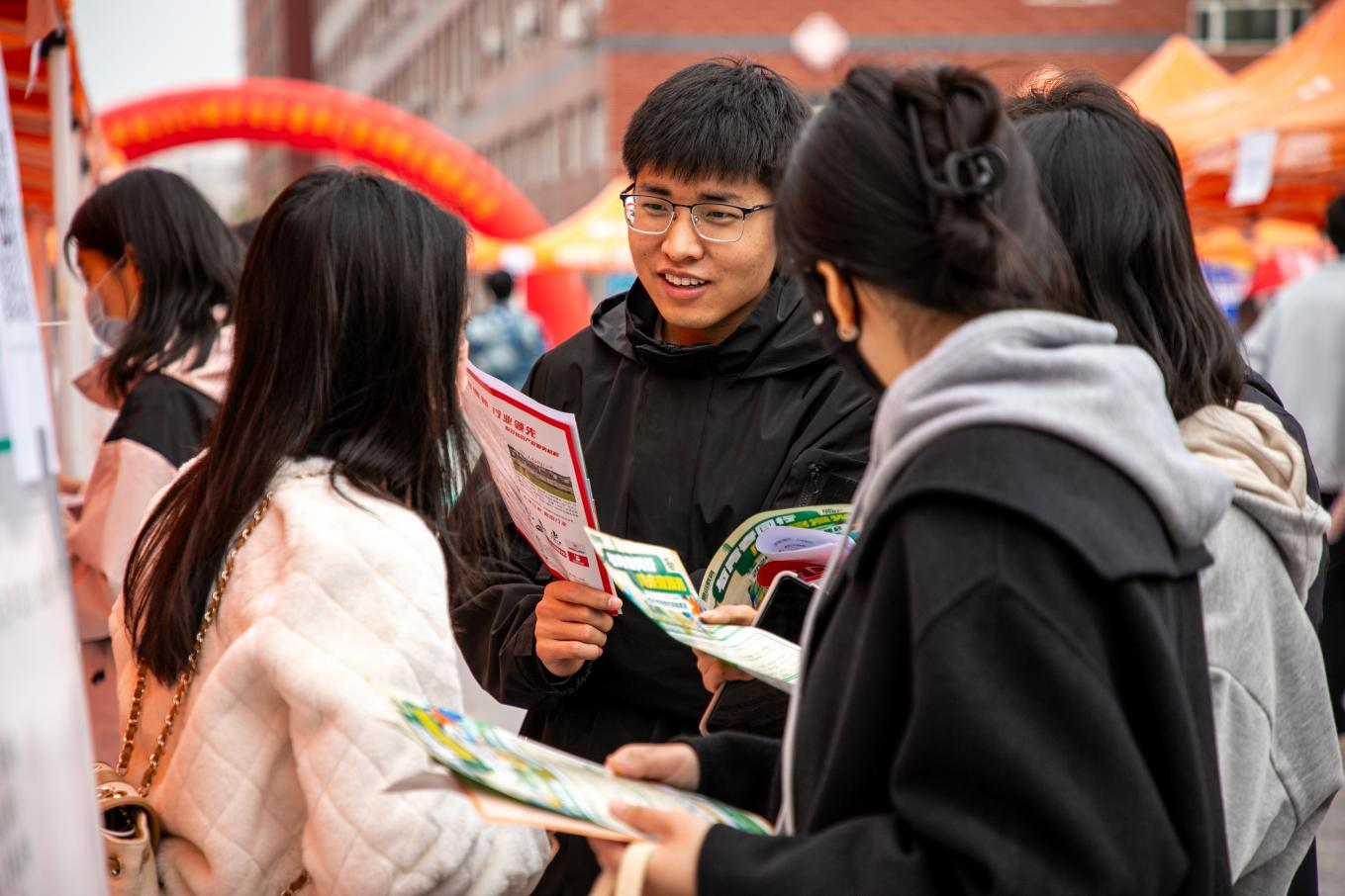 保定理工学院“圆梦保理·不负韶华” 2024届毕业生春季线下双选会隆重举办