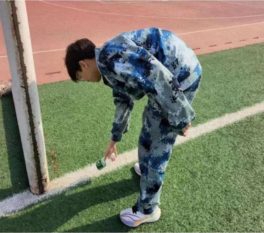 青春校园|爱护环境人人做,弯腰行动处处行