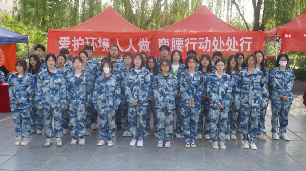 青春校园|爱护环境人人做,弯腰行动处处行