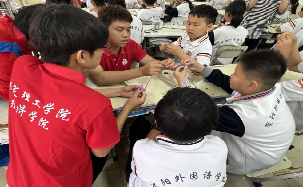 志愿服务|暑期暖童心,志愿如暖流——经济学院莲心志愿服务队“七彩假期”专项活动