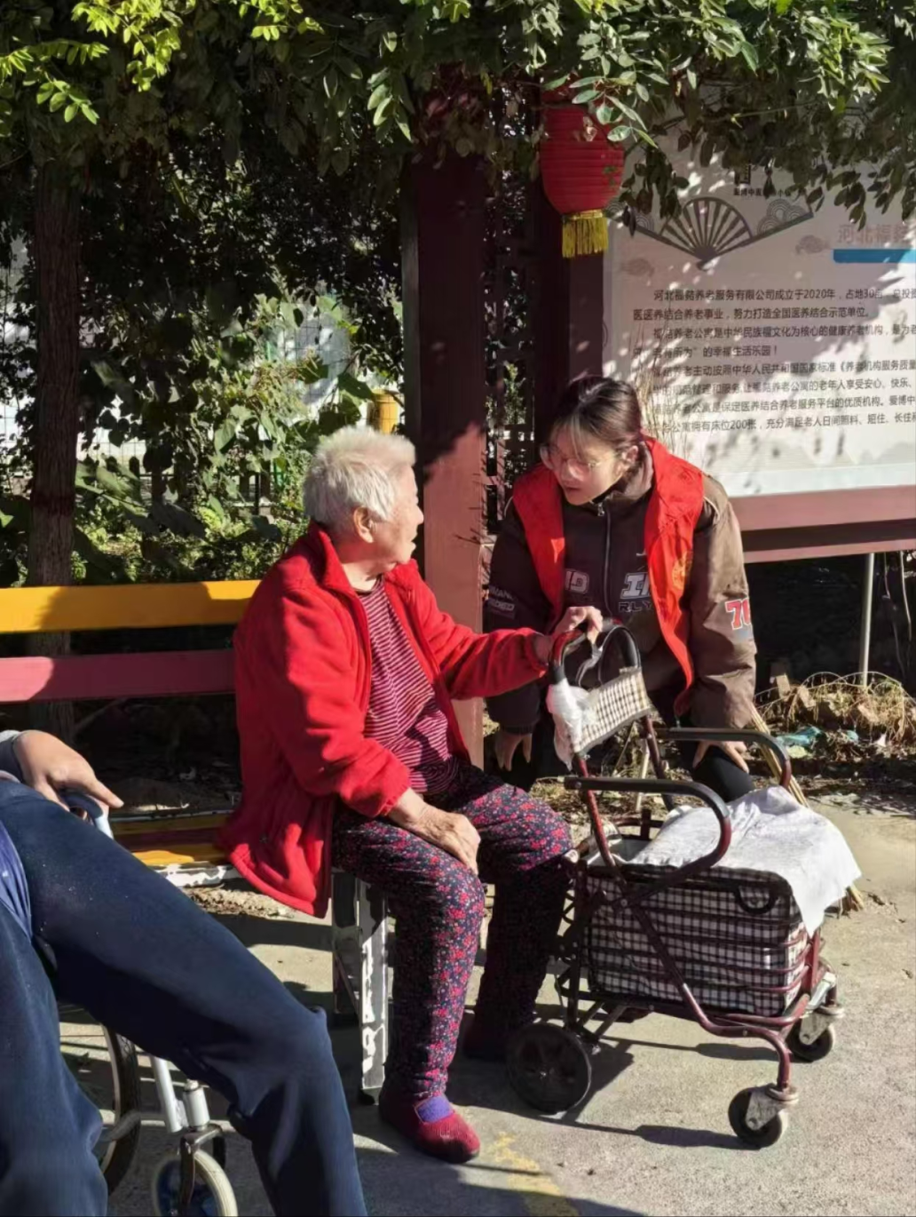 时光留影,温暖夕阳 ——保理青年志愿者养老院拍照送暖行动