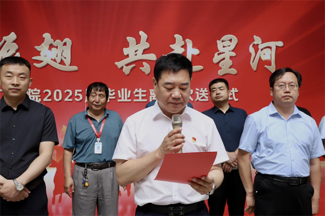 大巴护航暖离别 青春扬帆启新程——保定理工学院毕业生携母校祝福奔赴新征程