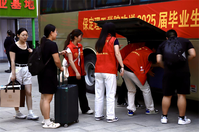 大巴护航暖离别 青春扬帆启新程——保定理工学院毕业生携母校祝福奔赴新征程