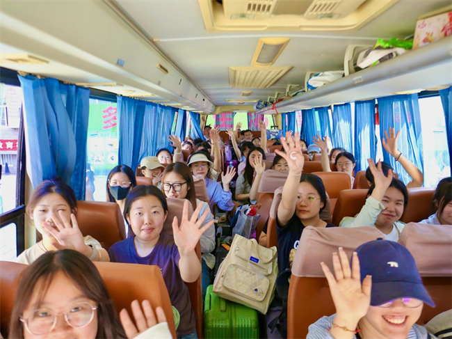 大巴护航暖离别 青春扬帆启新程——保定理工学院毕业生携母校祝福奔赴新征程