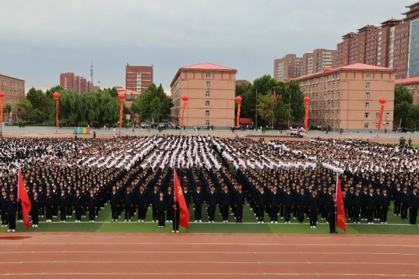 【军训收官，启航新程】军训淬炼成长，大学逐梦启航——保定理工学院2025级新生军训结营式暨开学典礼圆满结束
