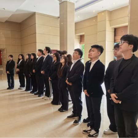 “致敬革命先烈，让信仰之光在清明闪耀”