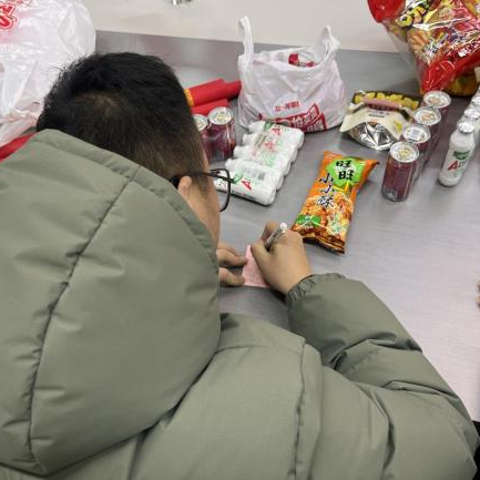 笔尖传情，暖意助考：管理学院温情涌动，为考研学子送上“加油能量包”