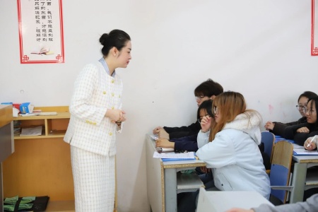 “奋斗青春，筑梦未来”——保定理工学院执行董事长王美新为我院学子讲授职业生涯规划课