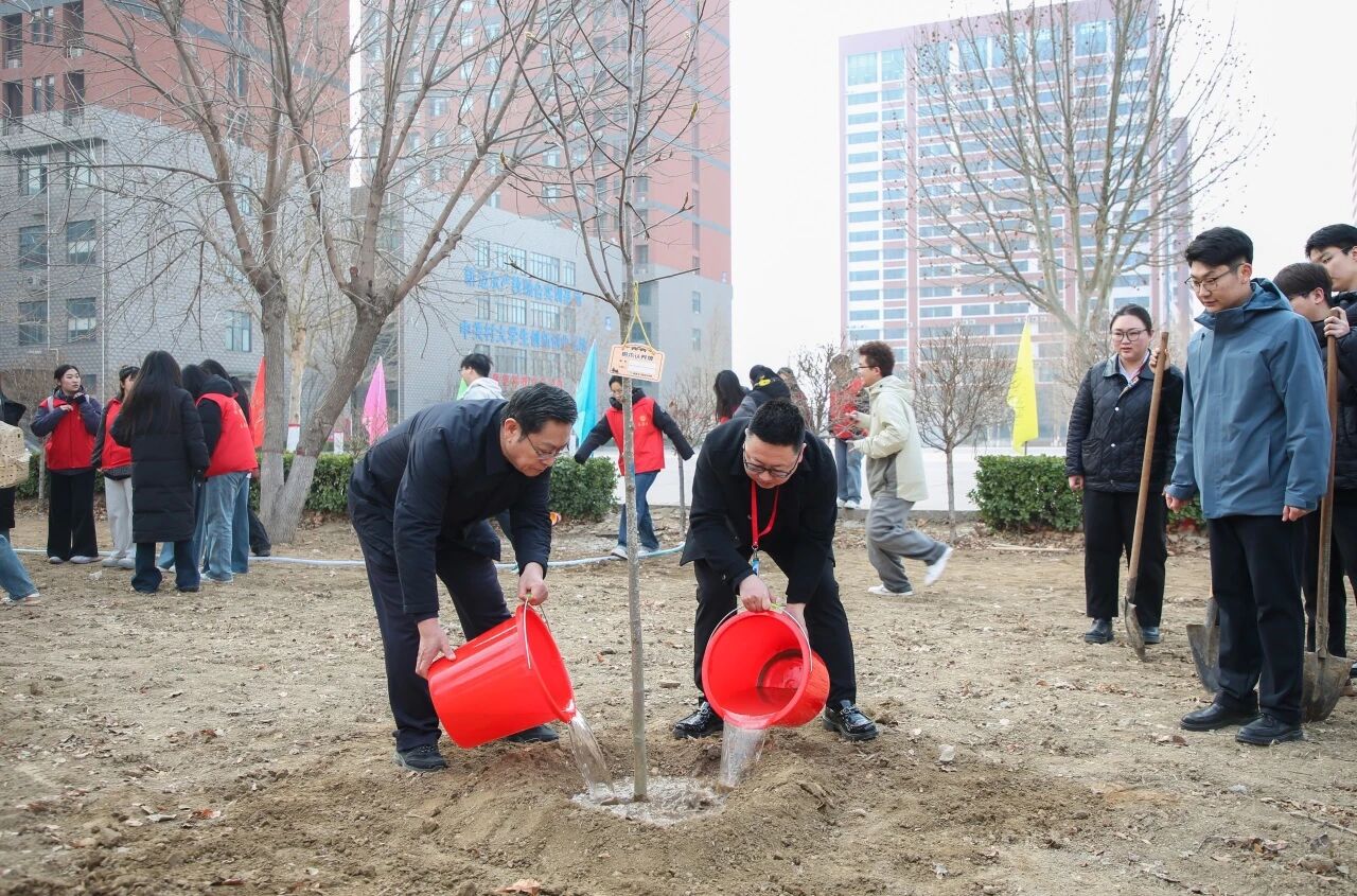 拥抱绿意 种植新生｜保定理工学院举办植树节暨田间思政劳动教育实践活动