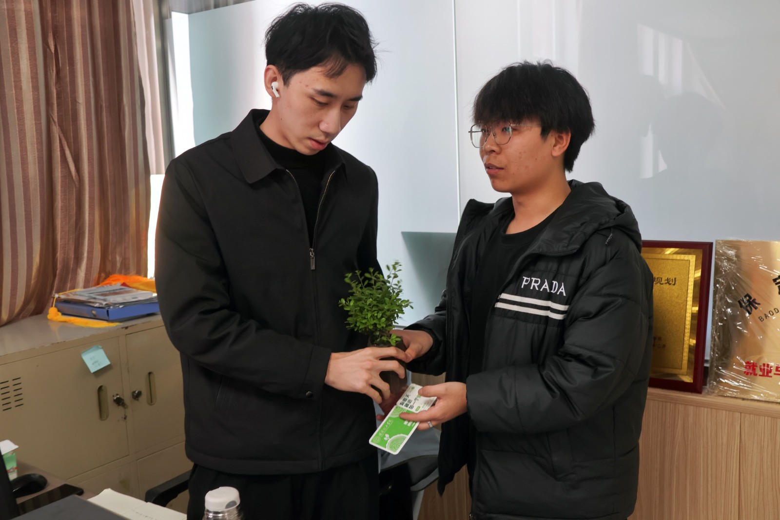 经济学院参与学校“拥抱绿意，种植新生”植树节主题活动