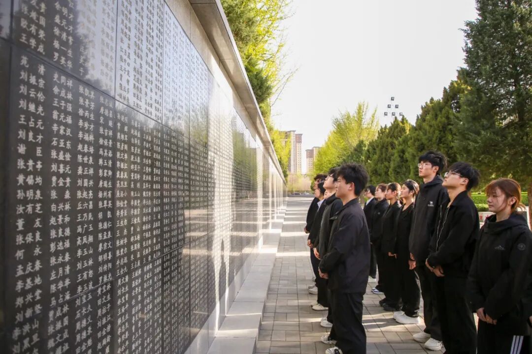 缅怀革命先烈·赓续红色血脉———我校团委开展清明祭扫暨“行走的思政课”爱国主义教育活动