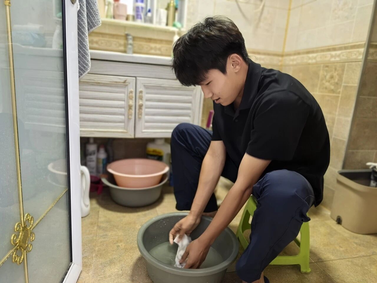 以劳践恩 以行育人——保定理工学院管理学院开展“劳动感恩・家庭践行”体验式劳动教育