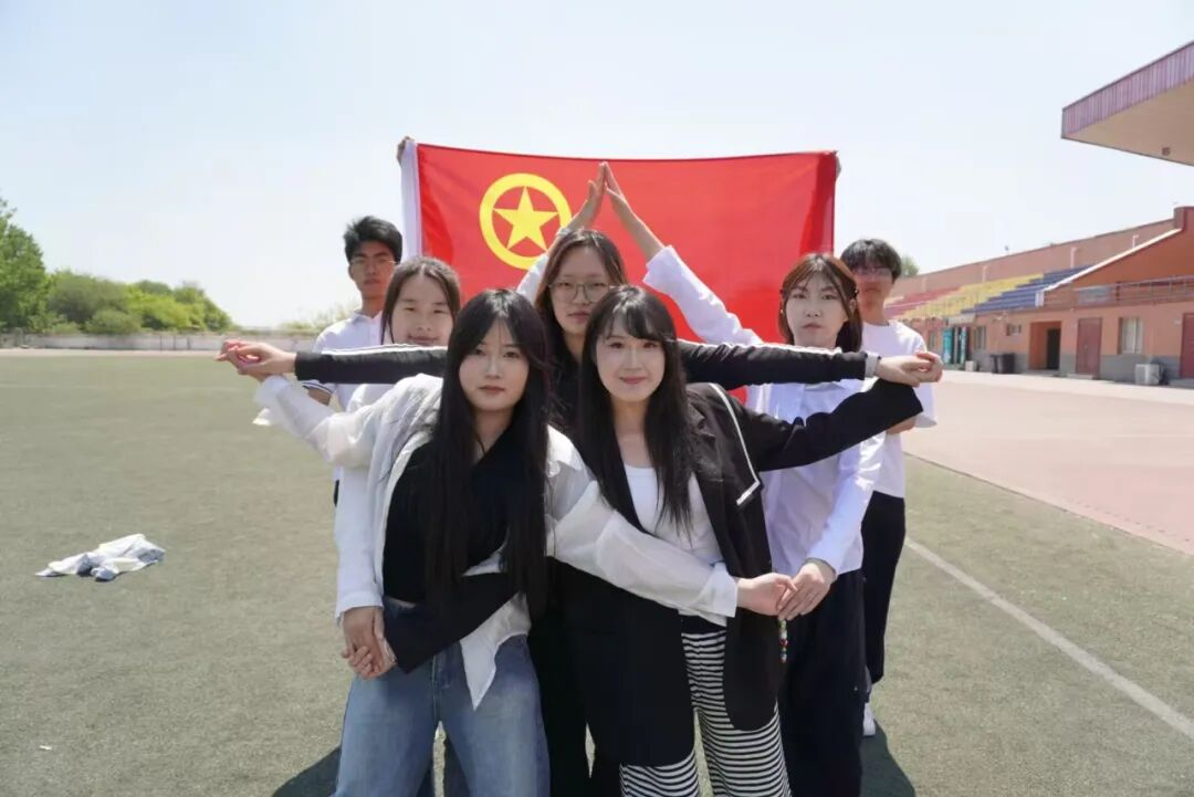 五四青年节——咔嚓！保理学子与团旗的青春同框