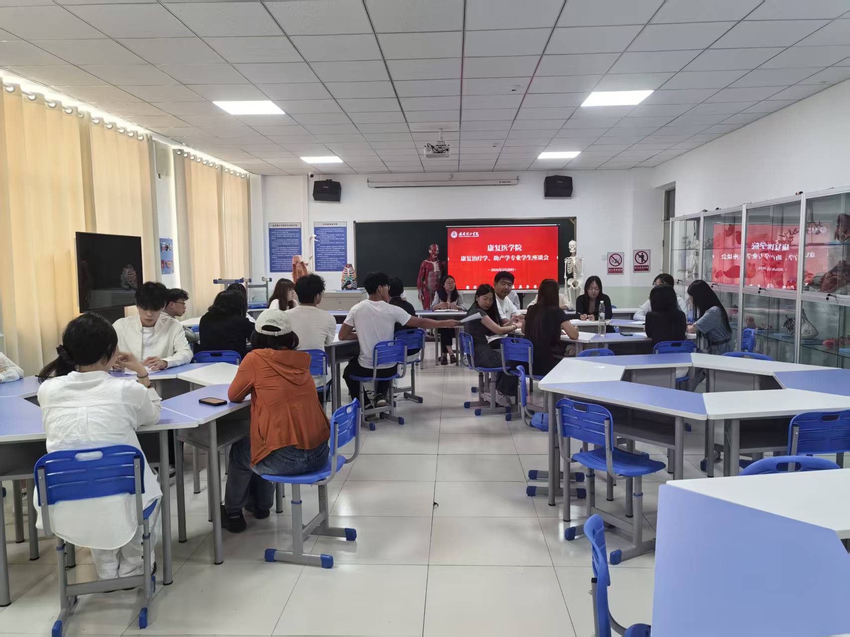 筑牢育人根基，倾听学子心声——康复医学院康复治疗学、助产学座谈会顺利召开