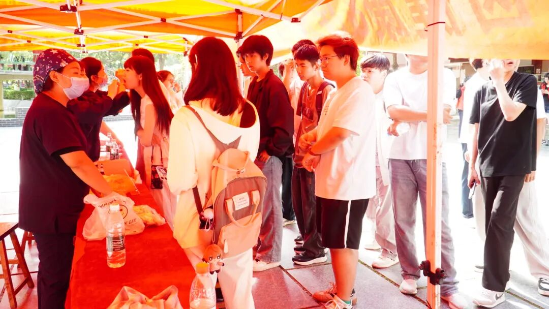 保定理工学院携手益牙口腔开展公益义诊活动