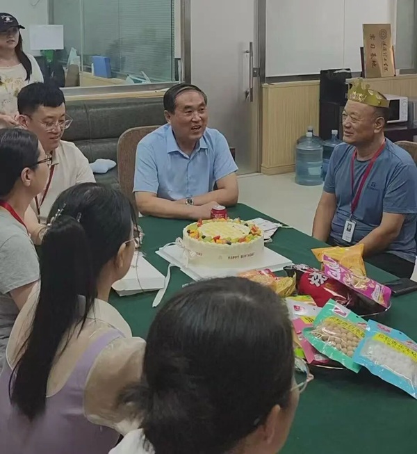 温情暖人心 相聚共生辰 管理科学与工程学院开展七月教师生日会活动
