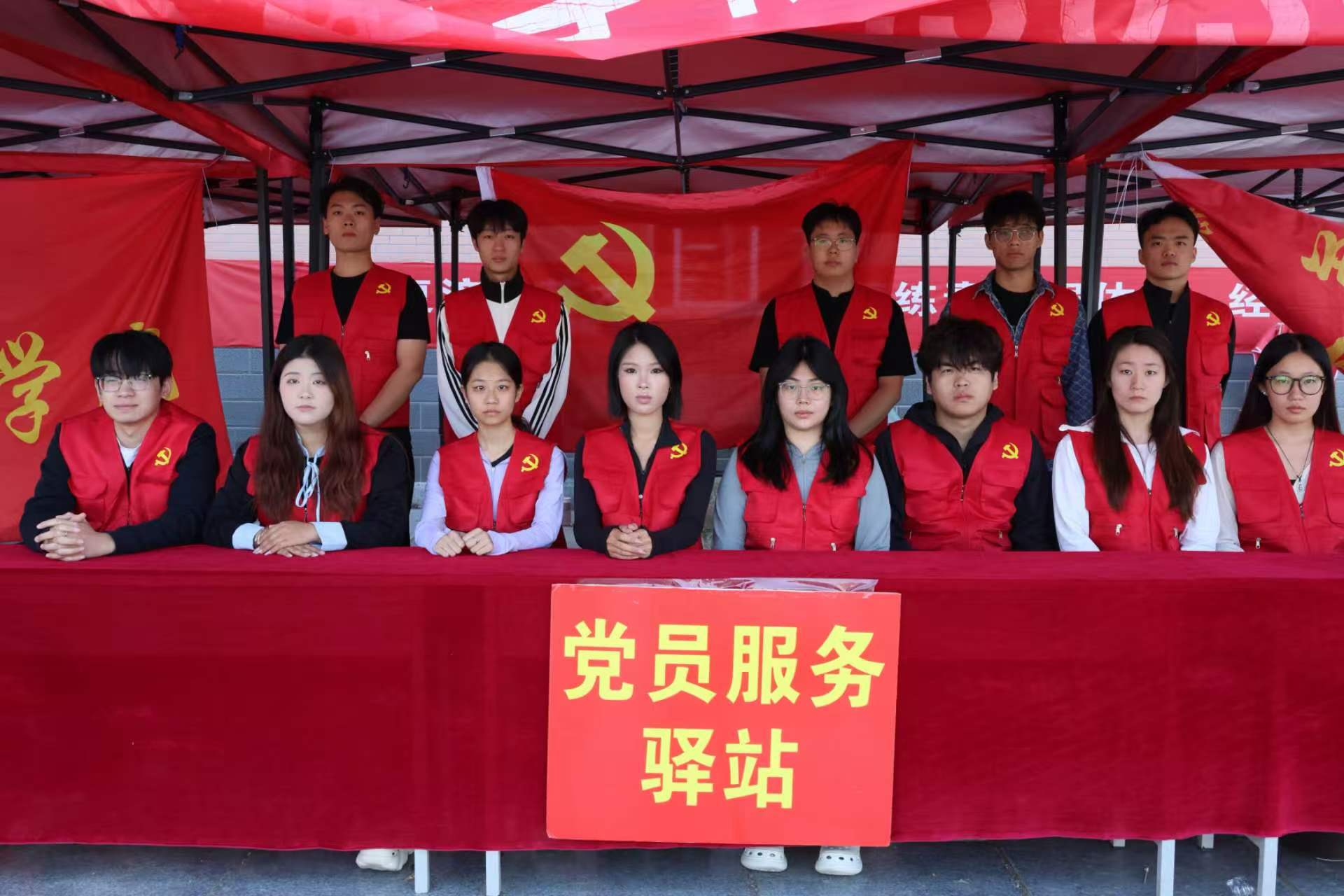 经济学院党员志愿服务驿站助力2026级新生军训