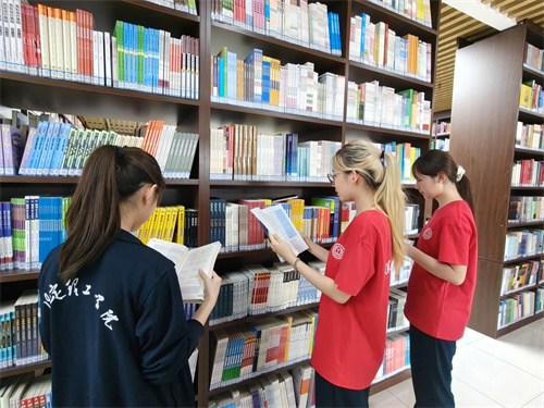 2026级新生开展校园参观暨开学第一课学习活动