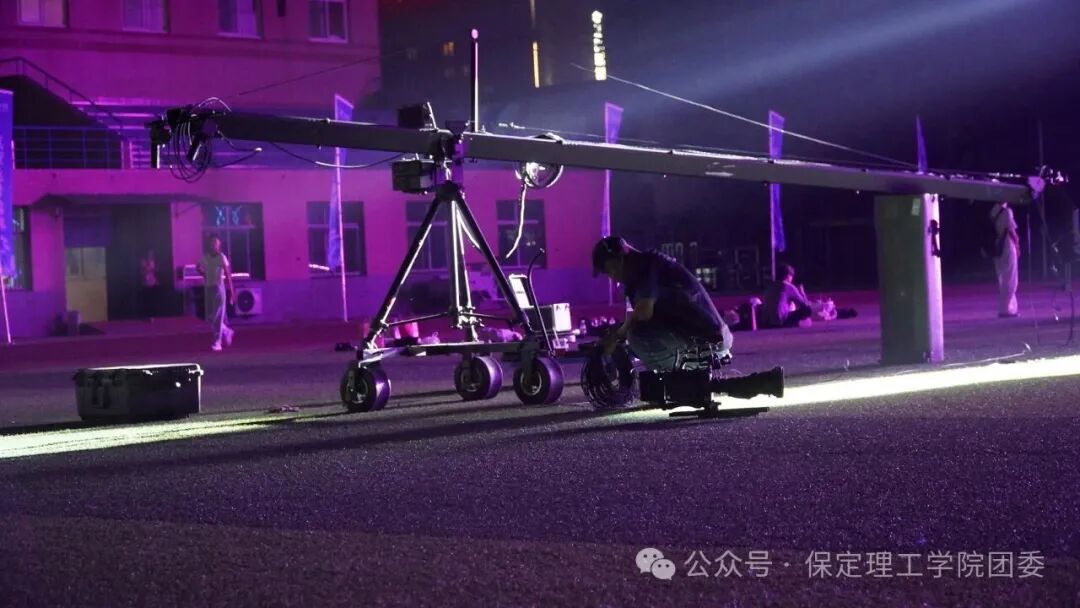 致敬幕后微光——聚光灯之外！是他们托举起整场青春盛典