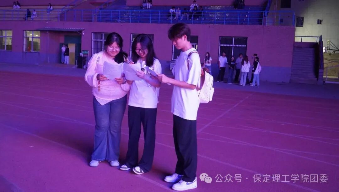 致敬幕后微光——聚光灯之外！是他们托举起整场青春盛典