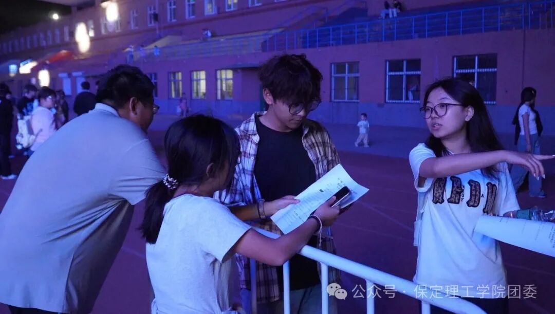 致敬幕后微光——聚光灯之外！是他们托举起整场青春盛典