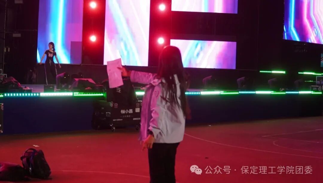 致敬幕后微光——聚光灯之外！是他们托举起整场青春盛典