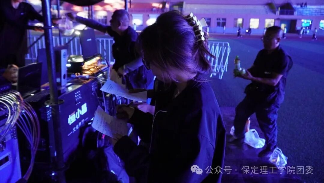 致敬幕后微光——聚光灯之外！是他们托举起整场青春盛典