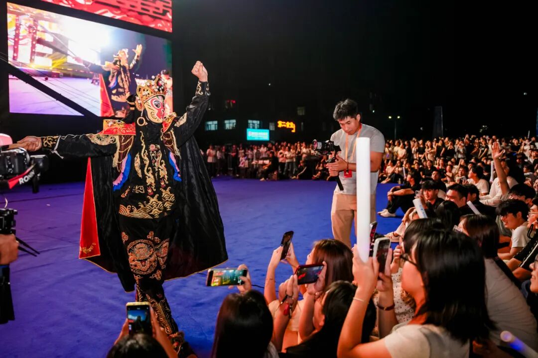 保定理工迎新狂欢夜——全场沸腾!这氛围,夯不夯?